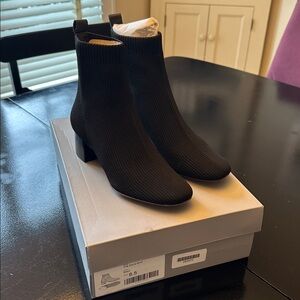 Everlane The Glove Boot in Black size 8.5 Women's Stretch Rib Knit Ankle Bootie
